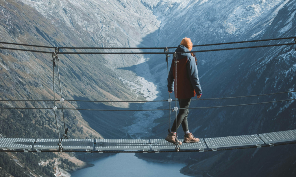 vrouw loopt over een brug
