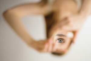 reflectie van een vrouw in een spiegel