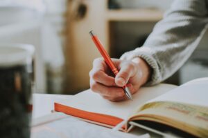 iemand schrijft in een boekje over grenzen aangeven