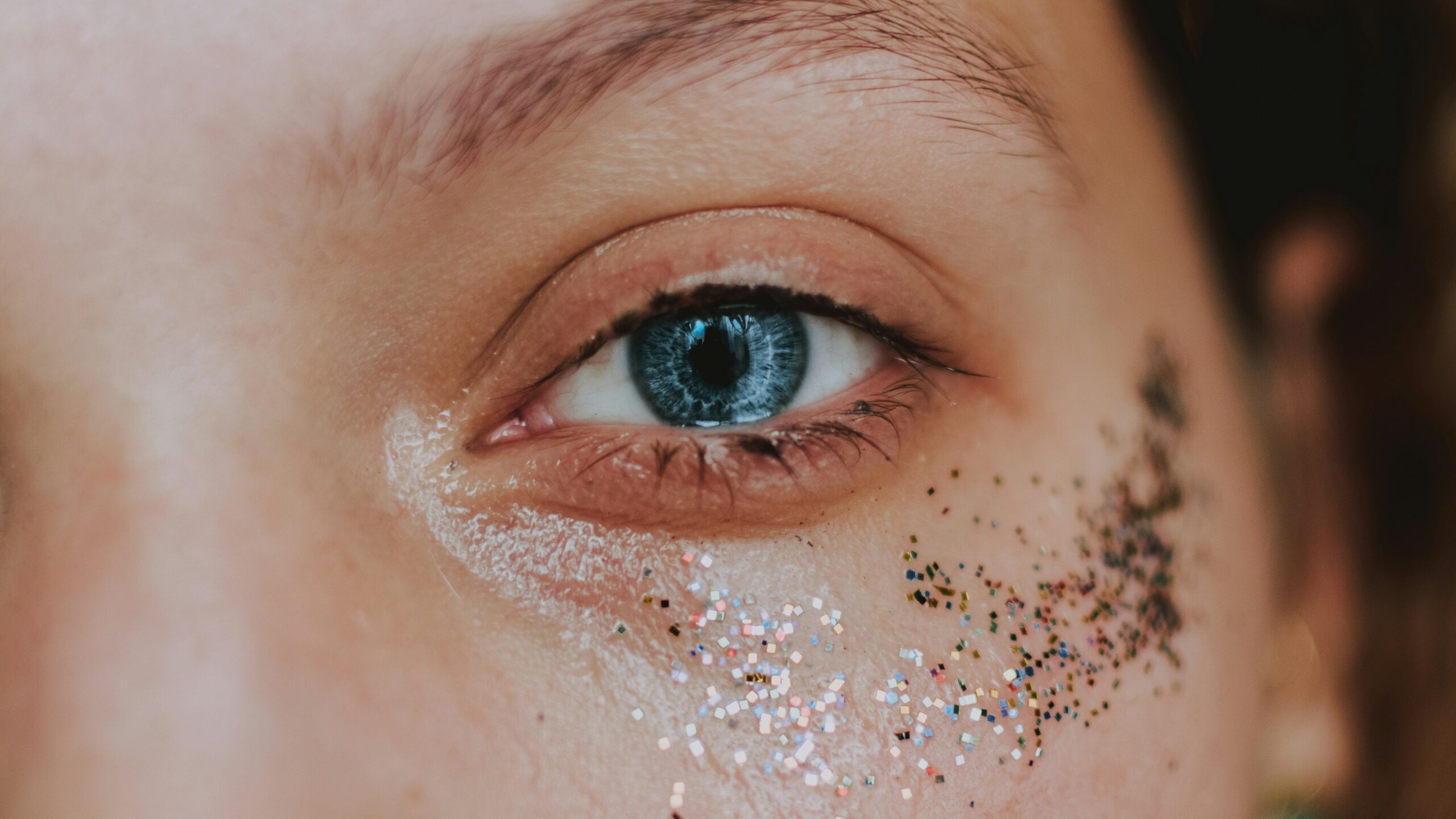 een vrouw ervaart sterke emoties terwijl ze mindfulness beoefent
