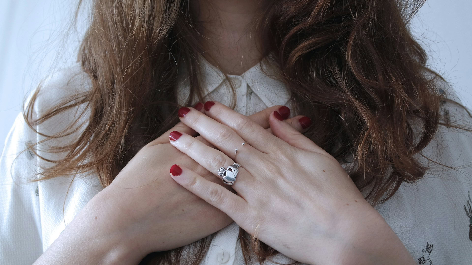 vrouw legt hand op haar hart
