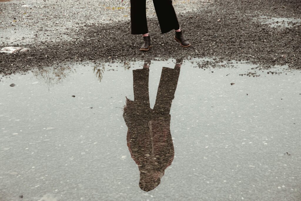 reflectie van iemand in het water