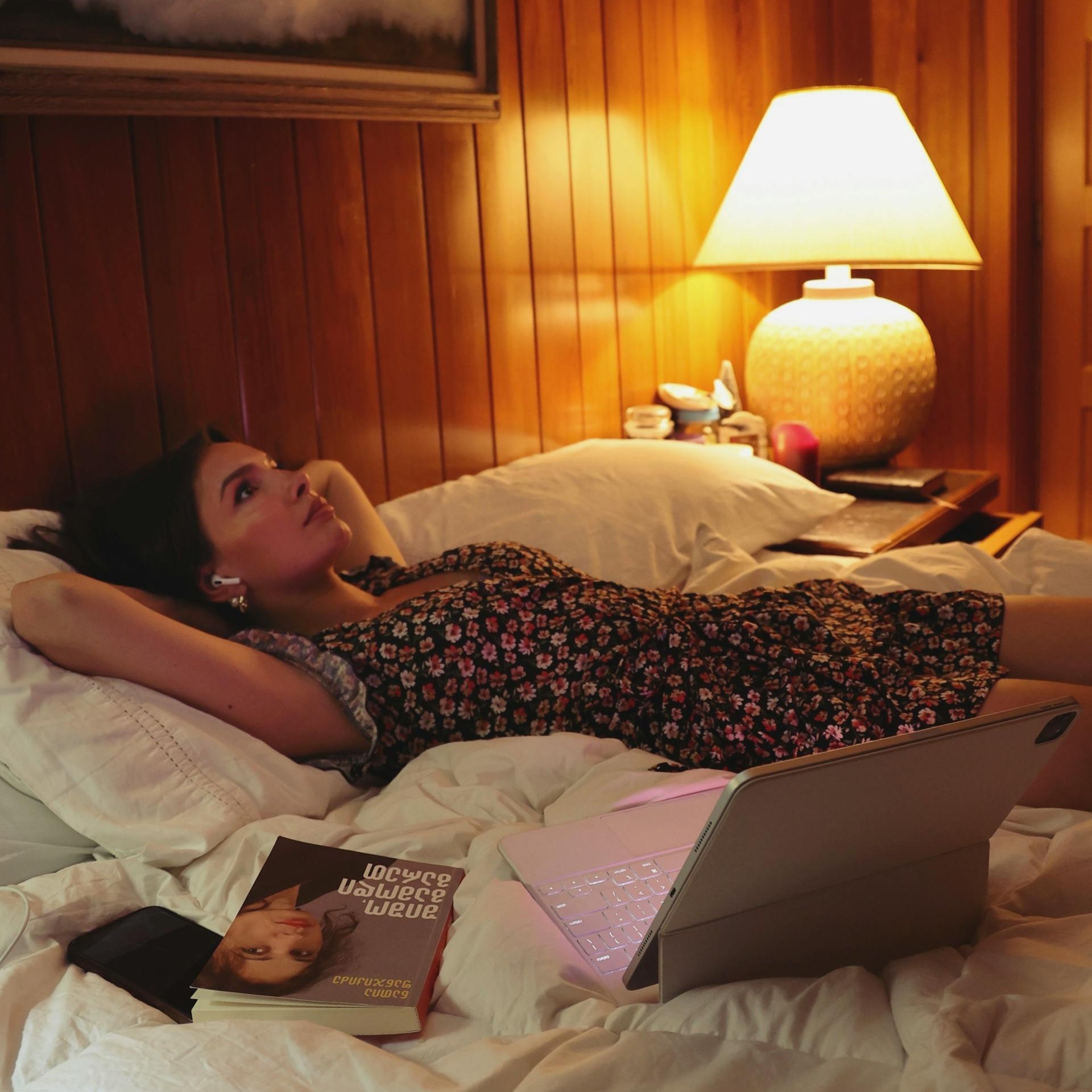 vrouw ligt op bed en denkt veel na